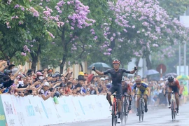 Khán giả Hòa Bình đội mưa xem đua xe đạp SEA Games 31