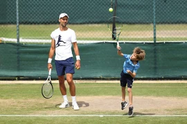 Djokovic tẽn tò khi con trai thích “sắm vai” Nadal
