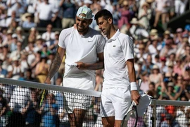 Djokovic bất ngờ kết bạn với Kyrgios sau chung kết Wimbledon