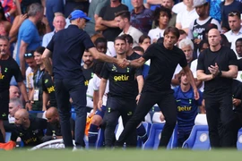 FA “tuýt còi” Tuchel và Conte