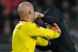 UEFA vào cuộc điều tra vụ thủ môn Sevilla bị CĐV tấn công