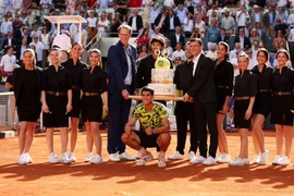 Alcaraz “hủy diệt” Coric trong ngày sinh nhật hoành tráng