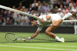 Giao bóng đạt vận tốc kỷ lục, Hurkacz vẫn bị Djokovic dẫn trước
