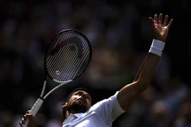 Mất chức vô địch, Djokovic còn bị phạt nguội