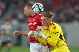 Tiền đạo Wrexham bị thủng phổi trong trận giao hữu thắng MU