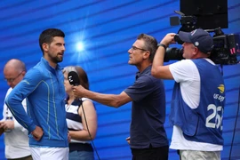 “Ông già” Djokovic cực hoàn hảo ở tuổi 36