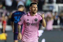 Messi lần đầu làm chuyện này cùng ‘đội bóng áo hồng’