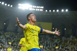 Tiền đạo U-40 Ronaldo xô đổ kỷ lục