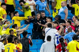 Sao Liverpool ẩu đả dữ dội với CĐV Colombia sau trận thua