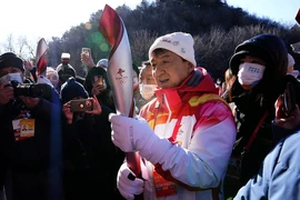 Ngôi sao võ thuật Thành Long rước đuốc lễ khai mạc Paralympic Paris