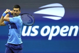 Novak Djokovic chật vật vào vòng 2, Mỹ Mở rộng chia tay Dominic Thiem
