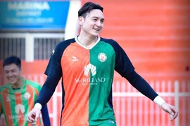 Nghịch lý của bóng đá Việt Nam: Xuống chơi hạng Nhất nhiều tiền hơn V-League