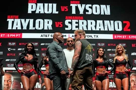 Mike Tyson bất ngờ động thủ, tát Youtuber ngay tại buổi cân thử