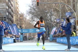 Chân chạy người Uganda xô đổ kỷ lục bán marathon thế giới