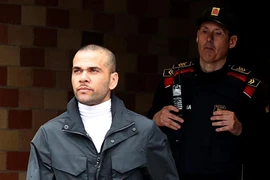 Cựu sao Barca Dani Alves được trả tự do