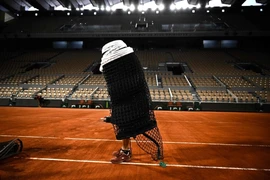 Mặt sân đất nện Roland Garros được chăm sóc như thế nào