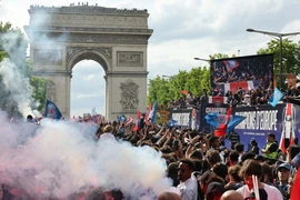 Diễu hành mừng chức vô địch của PSG lu mờ bởi bạo lực và thương vong