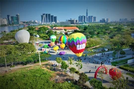 Video: Khinh khí cầu rực rỡ sắc màu trên bầu trời TP.HCM