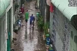 Video: Hai bé trai trộm liên tiếp hai chiếc xe ở Bình Dương