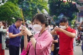 Video: Hàng trăm phật tử đến chùa tham dự Lễ Vu Lan