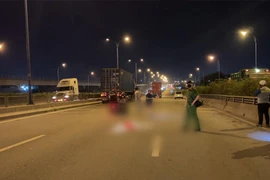 Video: Va chạm với xe container trong làn ô tô, một người đi xe máy tử vong