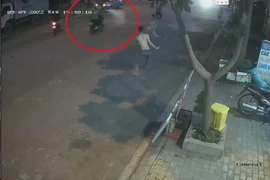 Video: Bị người dân rượt đuổi, tên trộm rút dao, xịt hơi cay để tẩu thoát