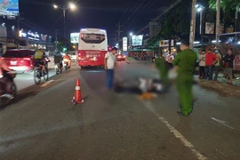 Video: Xe khách va chạm xe máy, cô gái trẻ bị cán tử vong