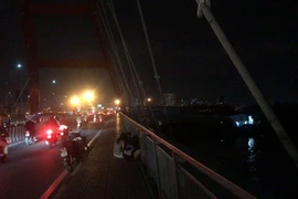Video: Thanh niên để lại tư trang, nhảy cầu Bình Lợi trong đêm