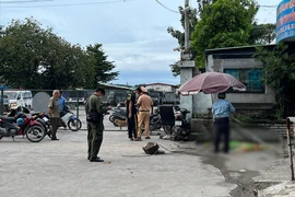 Video: Chạy xe máy lao vào cổng ga Sóng Thần, người đàn ông tử vong tại chỗ