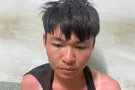 Video: Thanh niên đập tủ cướp vàng rồi vứt ra ngoài