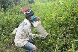 Video: Lội bùn, băng rạch cùng tổ cắm cọc dự án vành đai 3 TP.HCM
