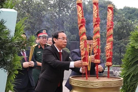 Video: Dâng hương tại khu mộ cố Thủ tướng Võ Văn Kiệt