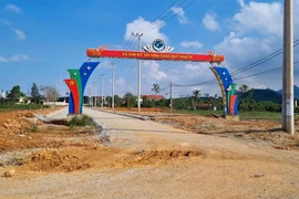 Video: Chủ tịch xã nói về cổng chào gần 400 triệu mới xây nhưng 1 trụ nằm giữa đường mở rộng