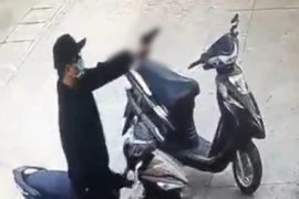 Video: Truy bắt kẻ dùng súng cướp tiền của khách trong ngân hàng ở Đồng Nai