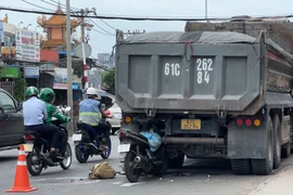 Video: Xe máy tông vào đuôi xe ben, một người tử vong
