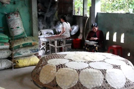 Video: Làng bánh tráng Túy Loan 'đỏ lửa' vào vụ Tết
