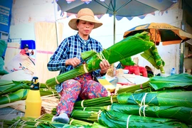 Video: Chợ lá dong ở TP.HCM bắt đầu nhộn nhịp người mua