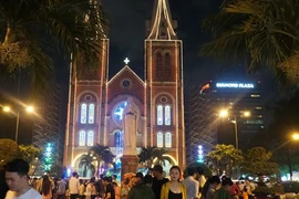Hàng ngàn người đổ về nhà thờ Đức Bà trước đêm Noel