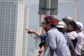 Người Đà Nẵng lên cầu Thuận Phước ngắm tàu sân bay Mỹ
