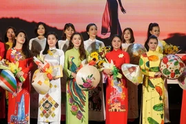 Trao giải hội thi vẽ trang trí áo dài, nón lá