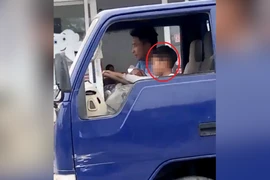 Clip:Bé trai lái xe tải chạy băng băng trên phố Sầm Sơn