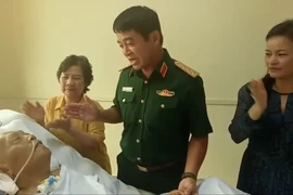 Người lính già hát cổ vũ đồng đội nằm trên giường bệnh