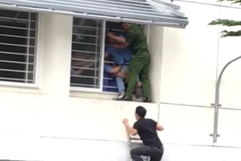Giây phút giải cứu sinh viên nhảy lầu vì điểm thấp