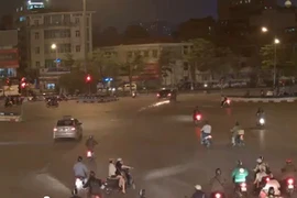 Camera ghi lại rõ nét vụ ô tô tông xe máy, kéo lê trên đường