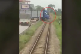 Tàu hỏa suýt đâm xe tải vì tài xế cố vượt qua đường ray