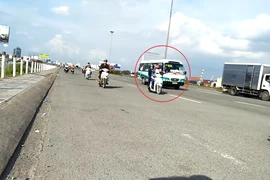 Clip: Xe buýt giả ‘chặt giá đẹp’ trên quốc lộ 51