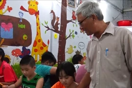 Người thầy bất đắc dĩ của trẻ nhập cư