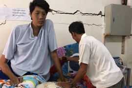 Clip: Kỳ lạ người đàn ông cao 2,5 m tại Cà Mau