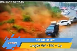 Video: Lở đất kinh hoàng vùi lấp nhiều ô tô