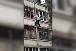 Hồi hộp giải cứu bé năm tháng tuổi bị cha say xỉn dọa giết